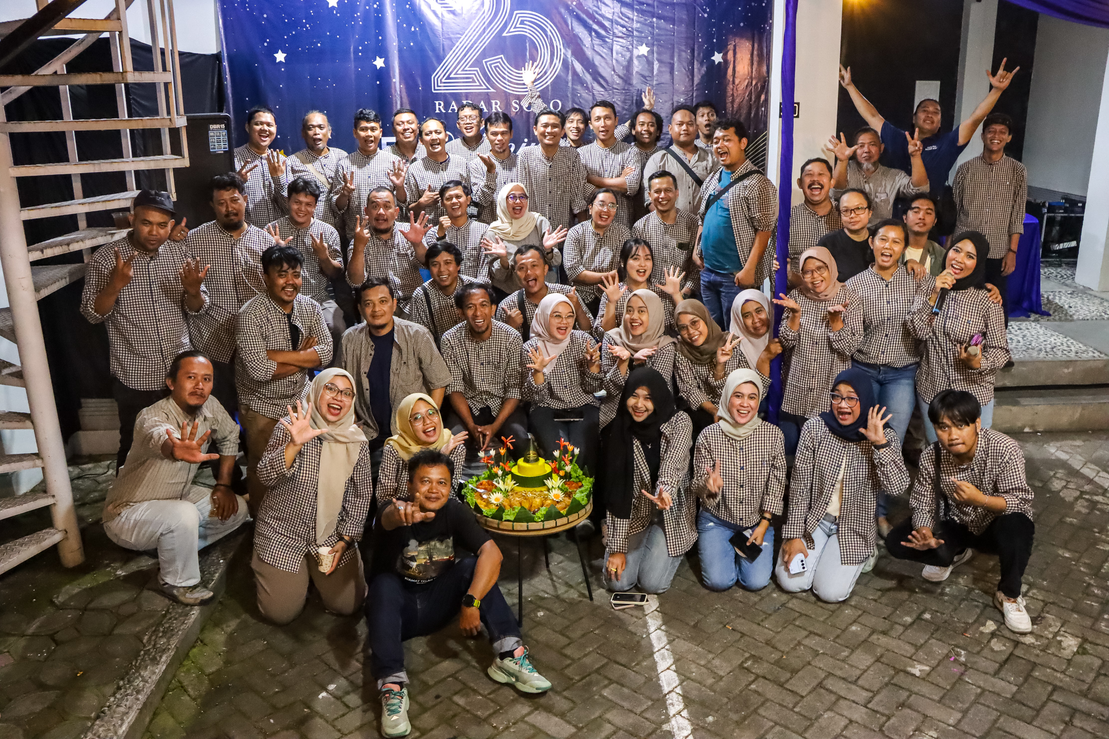 TERUS BERGERAK: Keluarga besar Jawa Pos Radar Solo merayakan hari ulang tahun ke-25 di markas besar Jalan Kebangkitan Nasional No 37 Sriwedari, Laweyan, Solo, Senin (28/4).