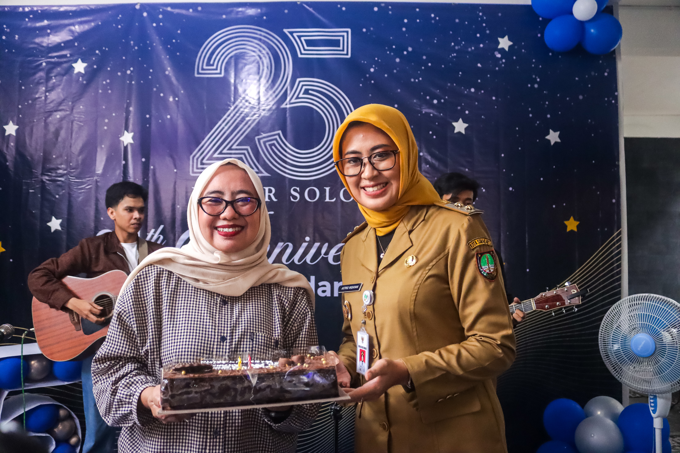 Wakil Wali Kota Solo Astrid Widayani beri kado kue ulang tahun ke Direktur Radar Solo Resita Rika Aryani saat perayaan HUT ke-25 Jawa Pos Radar Solo, Senin (28/4).