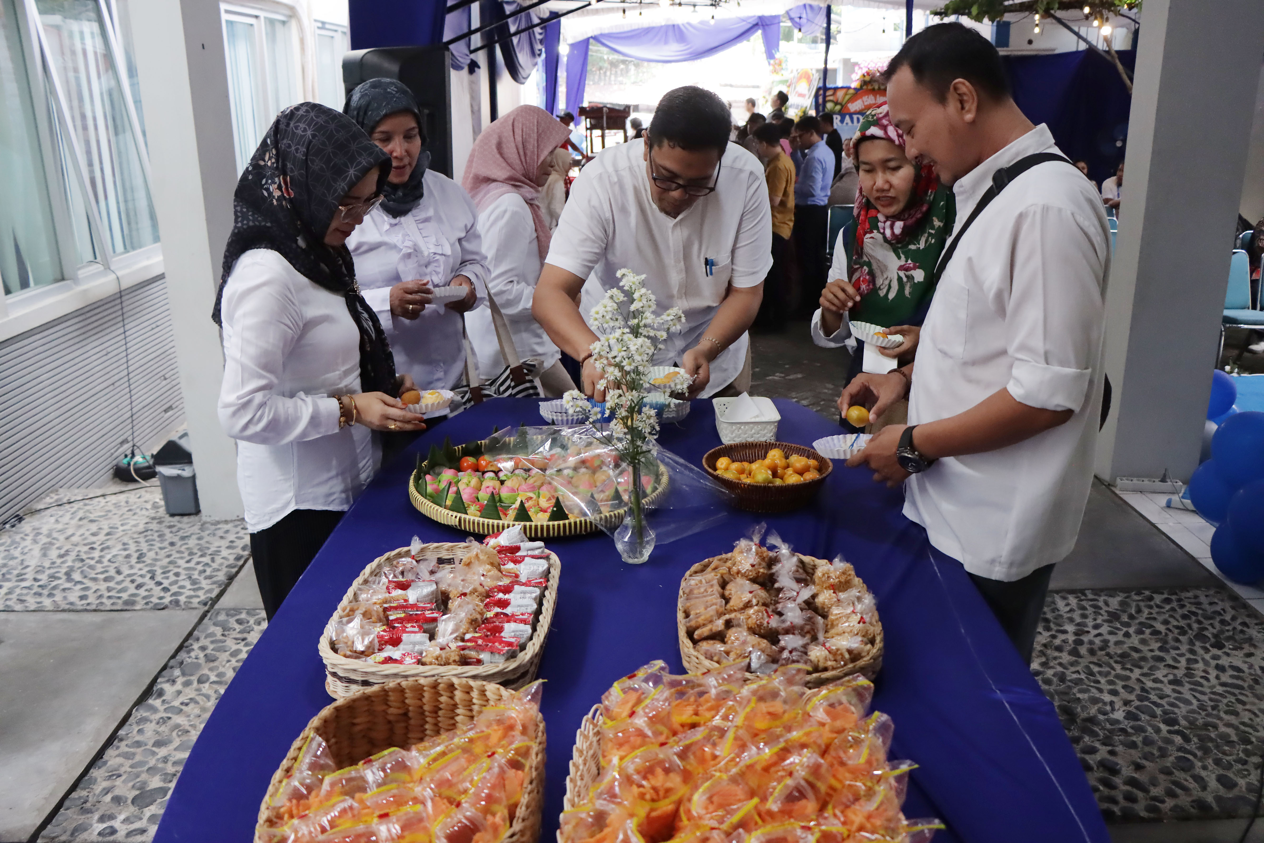 MENIKMATI SAJIAN TRADISIONAL