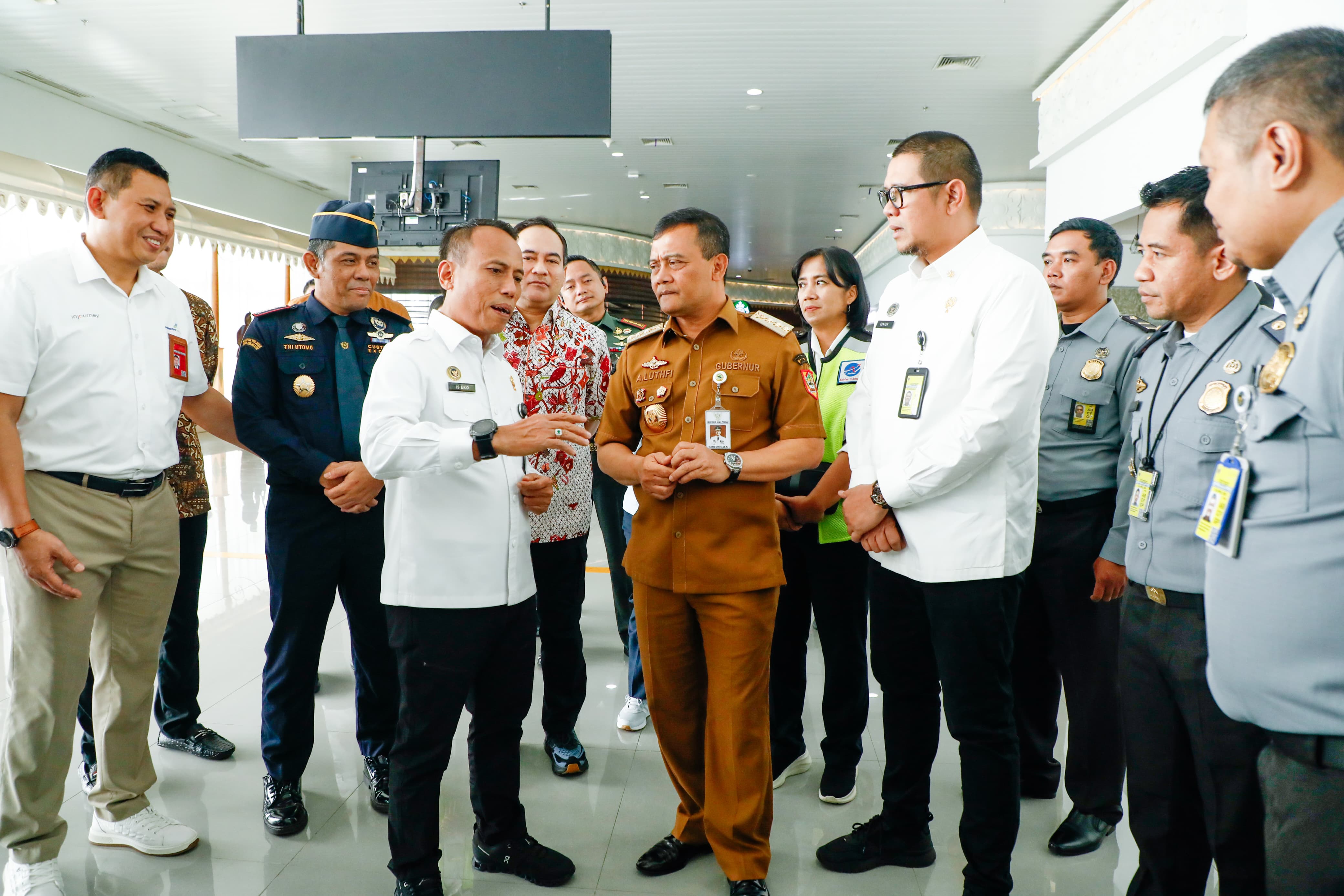 Gubernur Jateng Ahmad Luthfi meninjau sarana prasarana untuk penerbangan internasional di Bandara Ahmad Yani, Semarang, Senin (28/4/2025).
