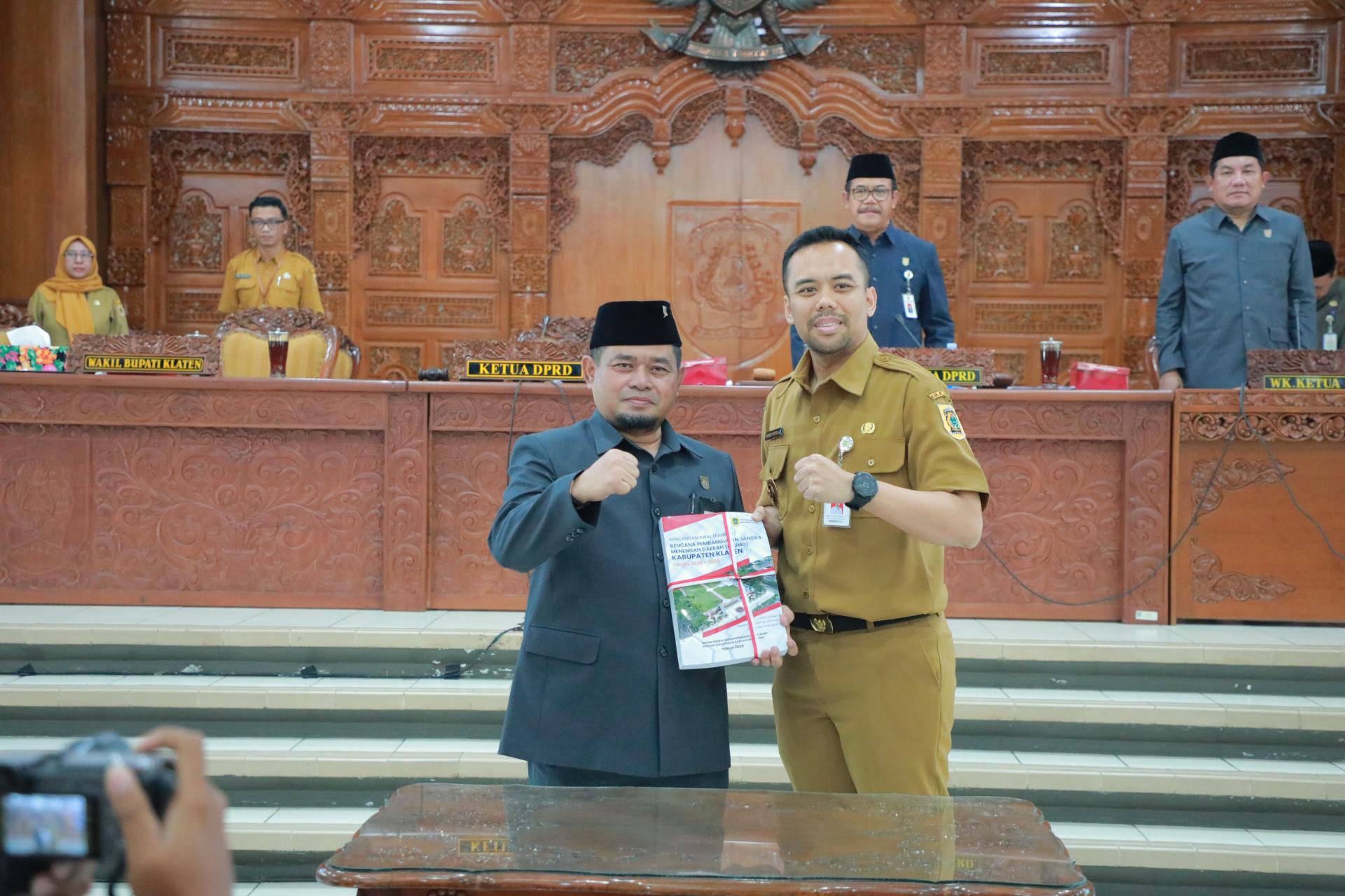 Wakil Bupati Klaten Benny Indra Ardhianto saat menyerahkan Ranwal RPJMD 2025-2029 ke Ketua DPRD Klaten dalam rapat paripurna.&nbsp;