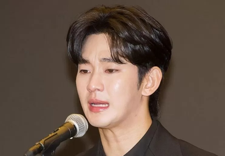 Kim Soo Hyun di konferensi pers untuk membahas skandalnya (31/3).