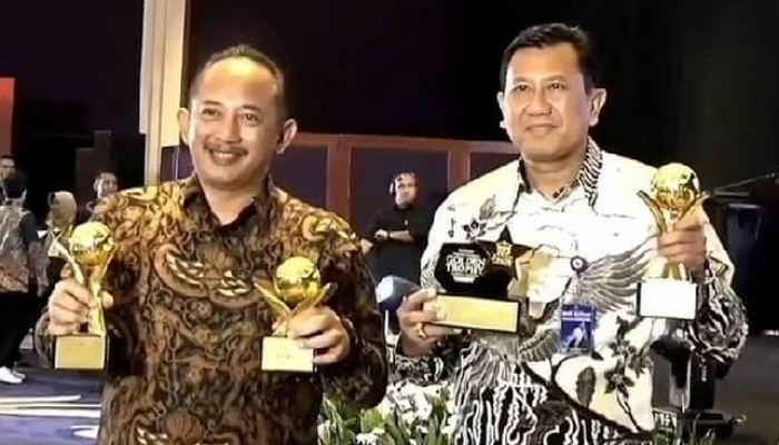 Direktur Utama PT BPR Bank Daerah Karanganyar (BDK) Haryono (kanan) bersama Bupati Karanganyar Rober Christanto menunjukkan penghargaan pada Top BUMD Award 2025. (Dokumentasi Pribadi)