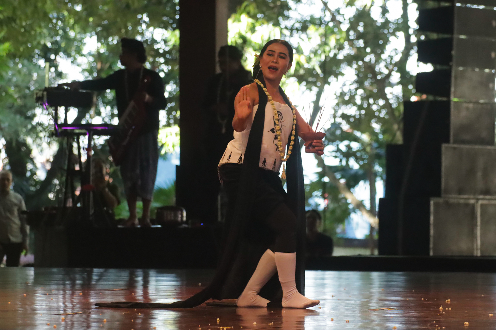 Para seniman tampil di event 24 Jam Menari di Kampus I Institut Seni Indonesia (ISI) Solo, mulai Selasa (29/4).