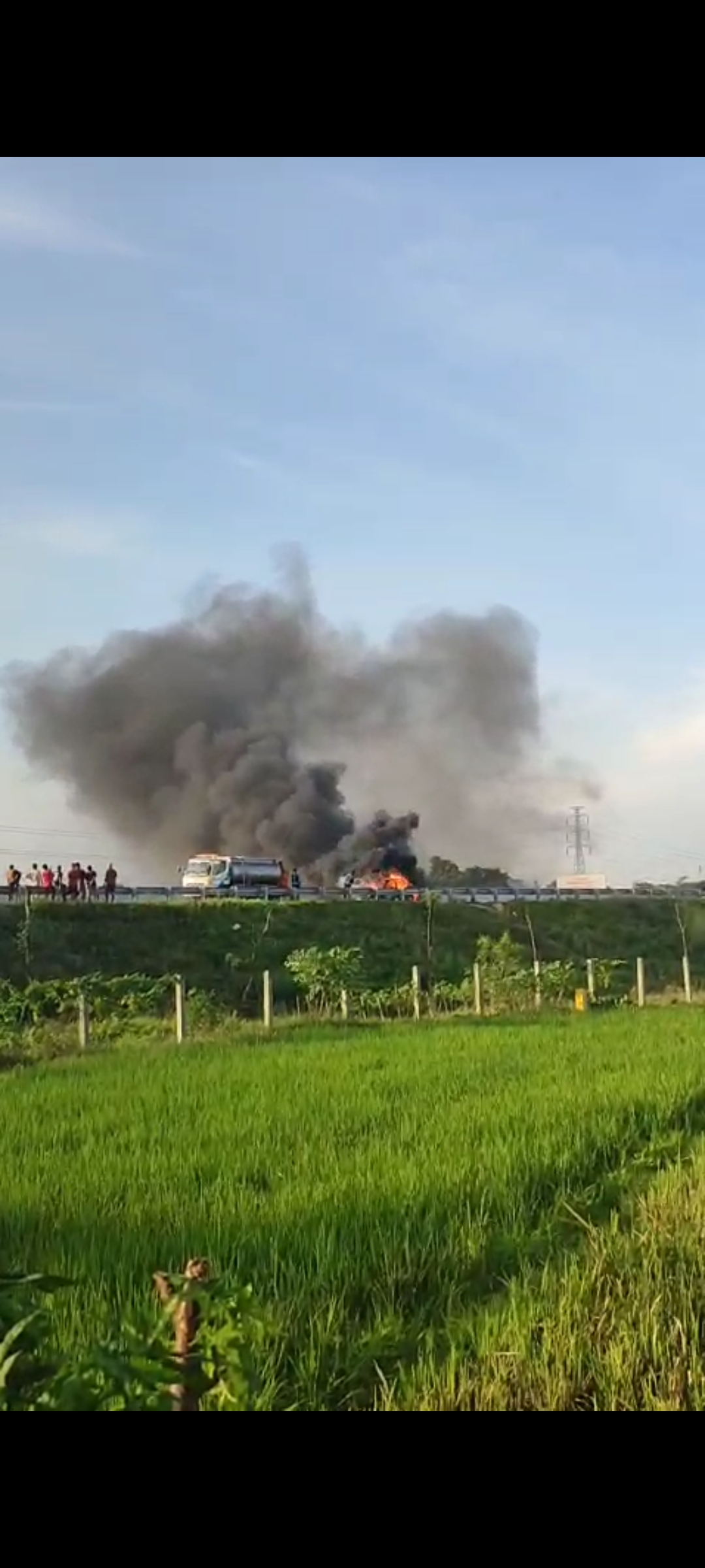 Kebakaran mobil di Jalan Tol Solo-Jogja, Desa Pepe, Kecamatan Ngawen, Klaten, Senin (28/4/2025). (Angga Purenda/Radar Solo)