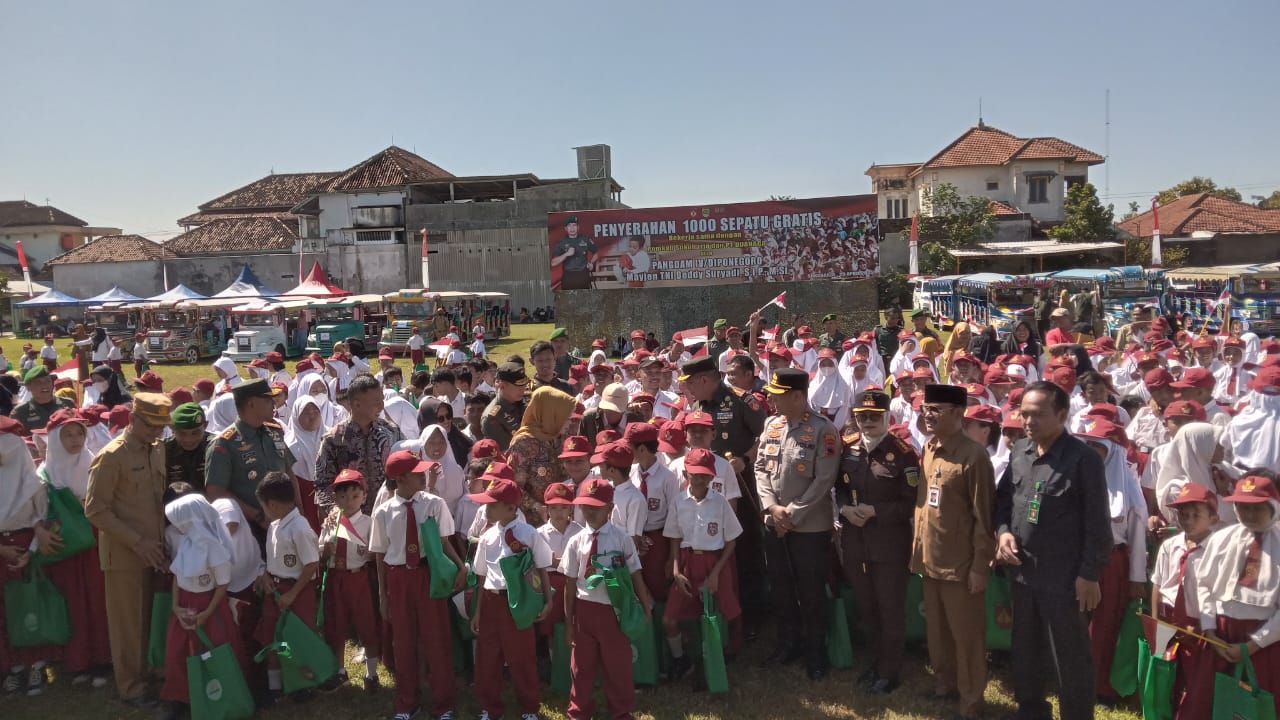 Bantuan 1.000 pasang sepatu gratis kepada siswa SD di Lapangan Desa Gentan, Kecamatan Bendosari, Sukoharjo, Selasa (29/4).
