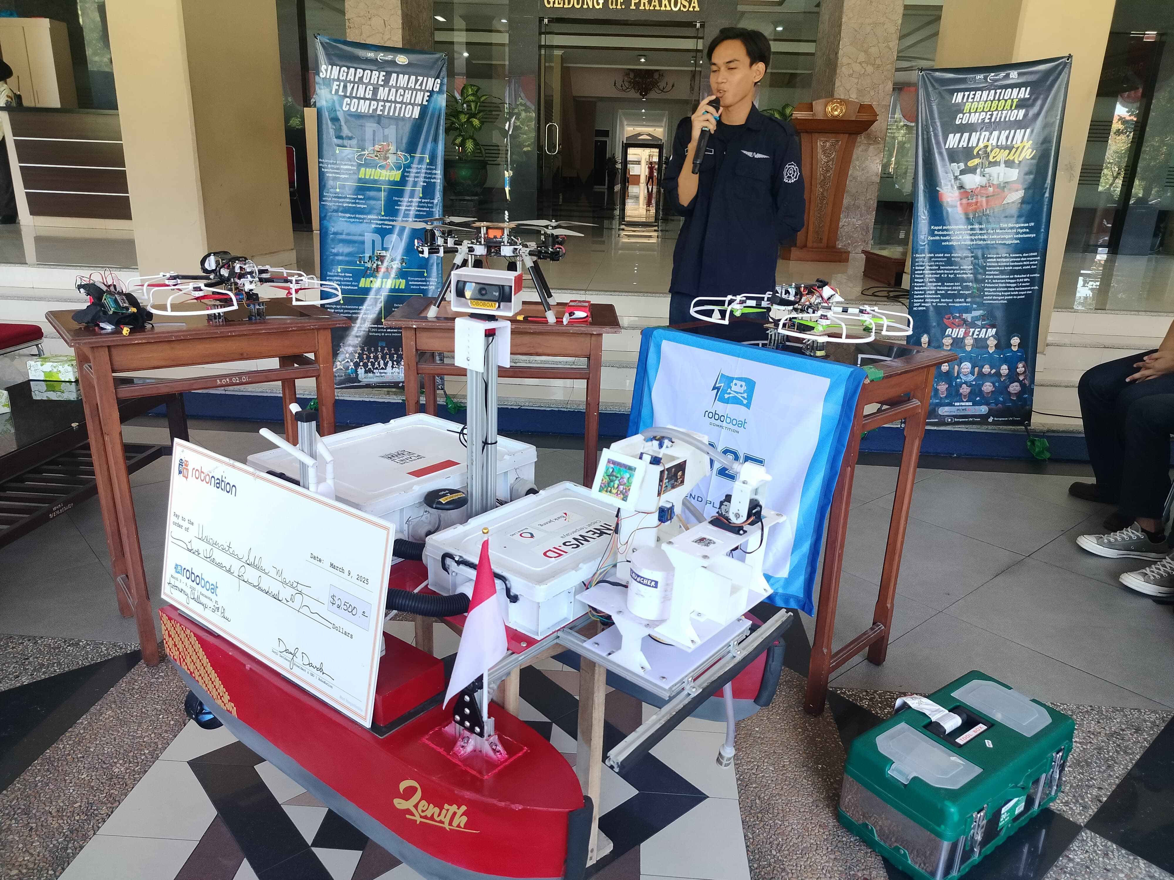 Tim Bengawan UV UNS presentasikan robot tanpa awak di kampus setempat, Selasa (29/4).