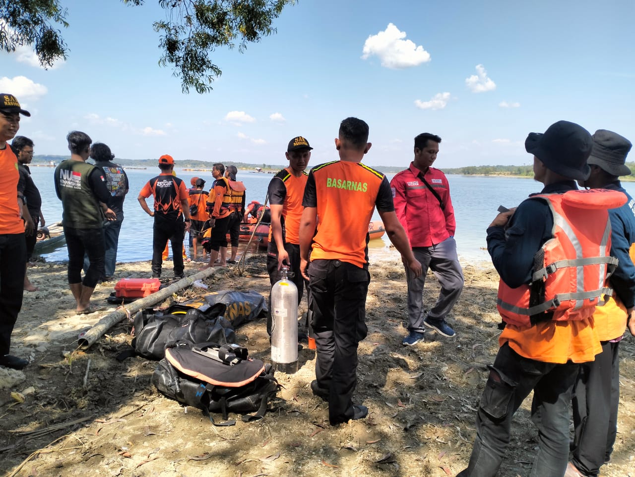 Tim SAR gabungan saat melakukan pencarian bapak-anak yang tenggelam di Waduk Kedungombo, Kecamatan Sumberlawang, Sragen, Selasa (29/4/2025). Satu orang belum ditemukan. (Ahmad Khairudin/Radar Solo)