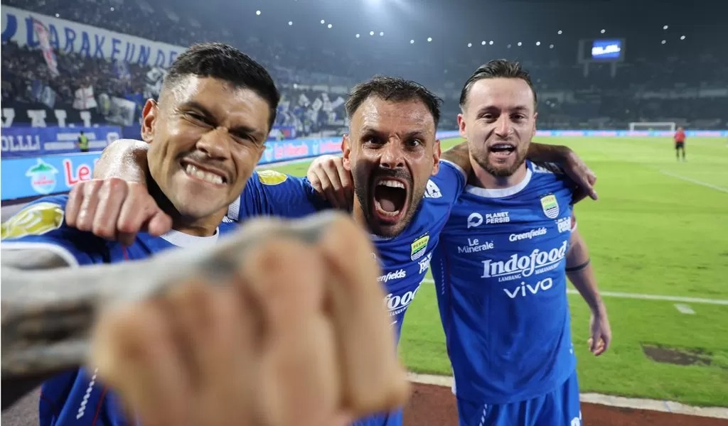 Selebrasi Ciro, Tyronne, dan Klok saat Persib menang lawan PSS.