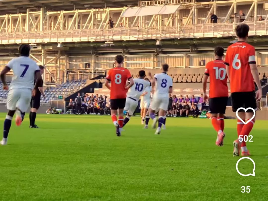Marselino Ferdinan (kostum putih nomor 10) merayakan gol yang dicetaknya ke gawang Luton Town U-21.