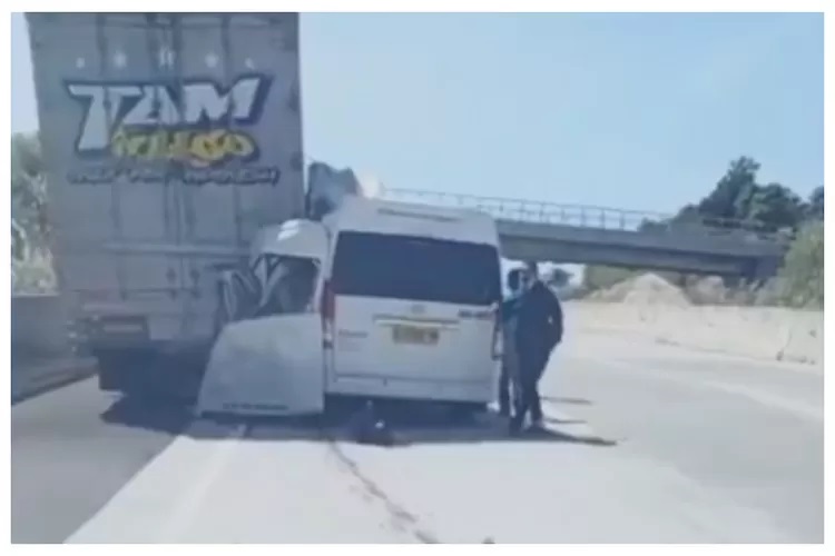 Detik-detik Kecelakaan Maut&nbsp;Mobil Travel Tabrak Truk di Tol Cisumdawu, Tewaskan 3 Korban Jiwa