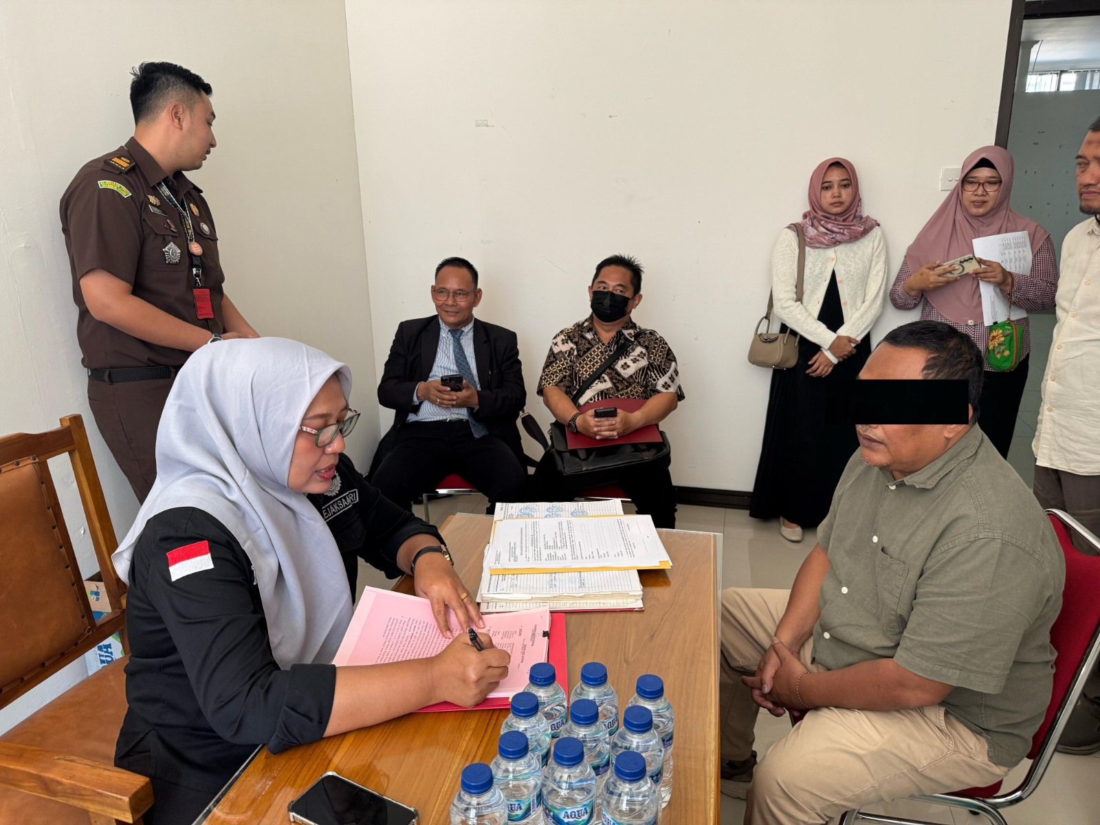 Joko Wuryanto, Direktur CV Laksana Adiprima (kanan) sebelum ditahan di Rutan Semarang, Selasa (29/4/2025).