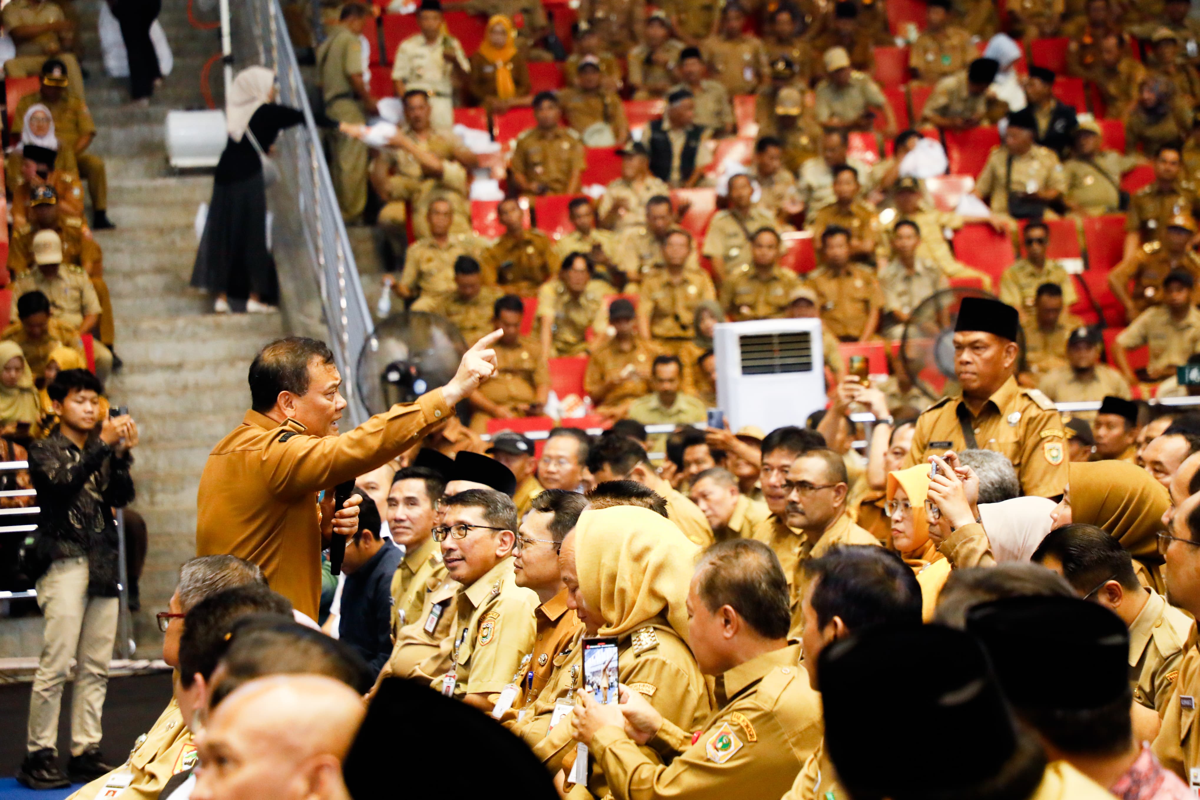 Gubernur Jateng Ahmad Luthfi memberikan arahan kepada 7.810 kepala desa pada acara Sekolah Antikorupsi yang diselenggarakan di GOR Indoor Jatidiri, Kota Semarang, Selasa (29/4/2025).