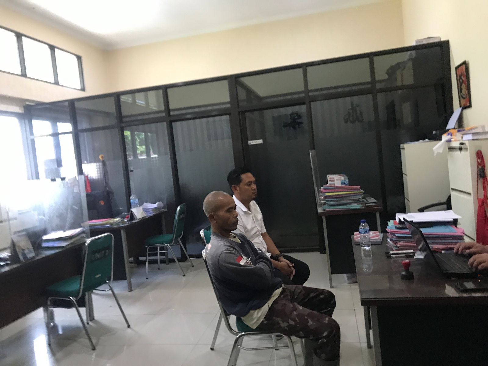 Suwarso (kiri), pelaku pembacokan terhadap tetangganya diperiksa di Mapolres Sukoharjo, Selasa (29/4/2025).