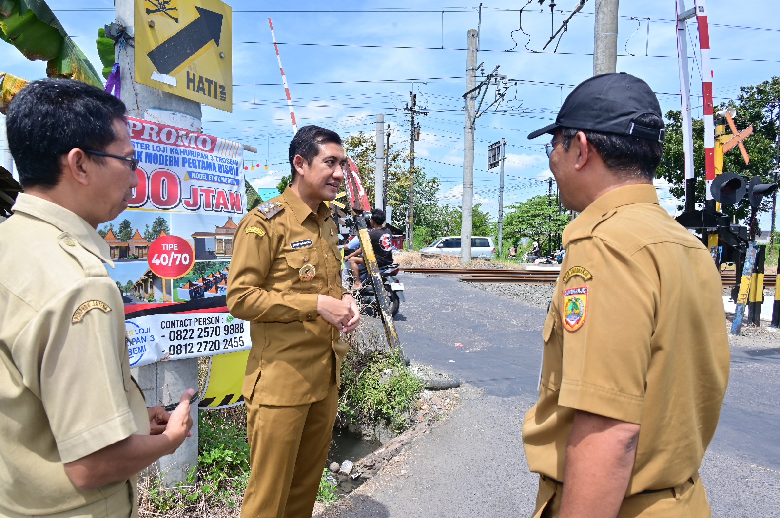 Wabup Sukoharjo Eko Sapto Purnomo bersama Kepala Dinas Pekerjaan Umum dan Penataan Ruang Sukoharjo Bowo Sutopo Dwi Atmojo mengecek perlintasan kereta api Mayang, Gatak, Senin (28/4/2025).