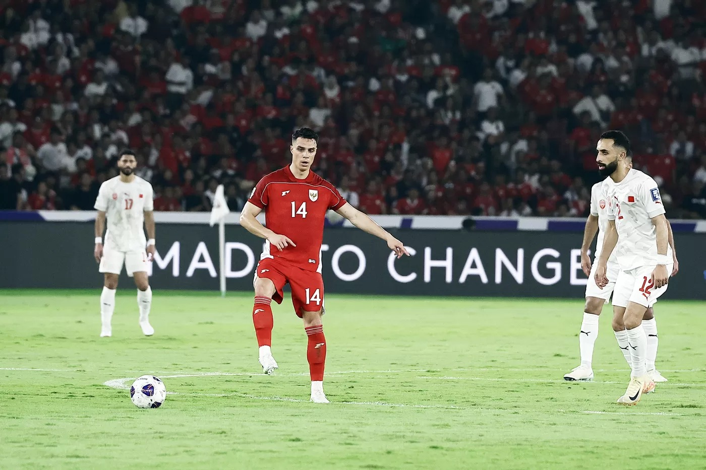 Pemain Timnas Indonesia Joey Pelupessy saat bertanding melawan Bahrain pada laga Grup C putaran ketiga Kualifikasi Piala Dunia 2026 Zona Asia di Stadion Utama Gelora Bung Karno, Senayan, Jakarta.
