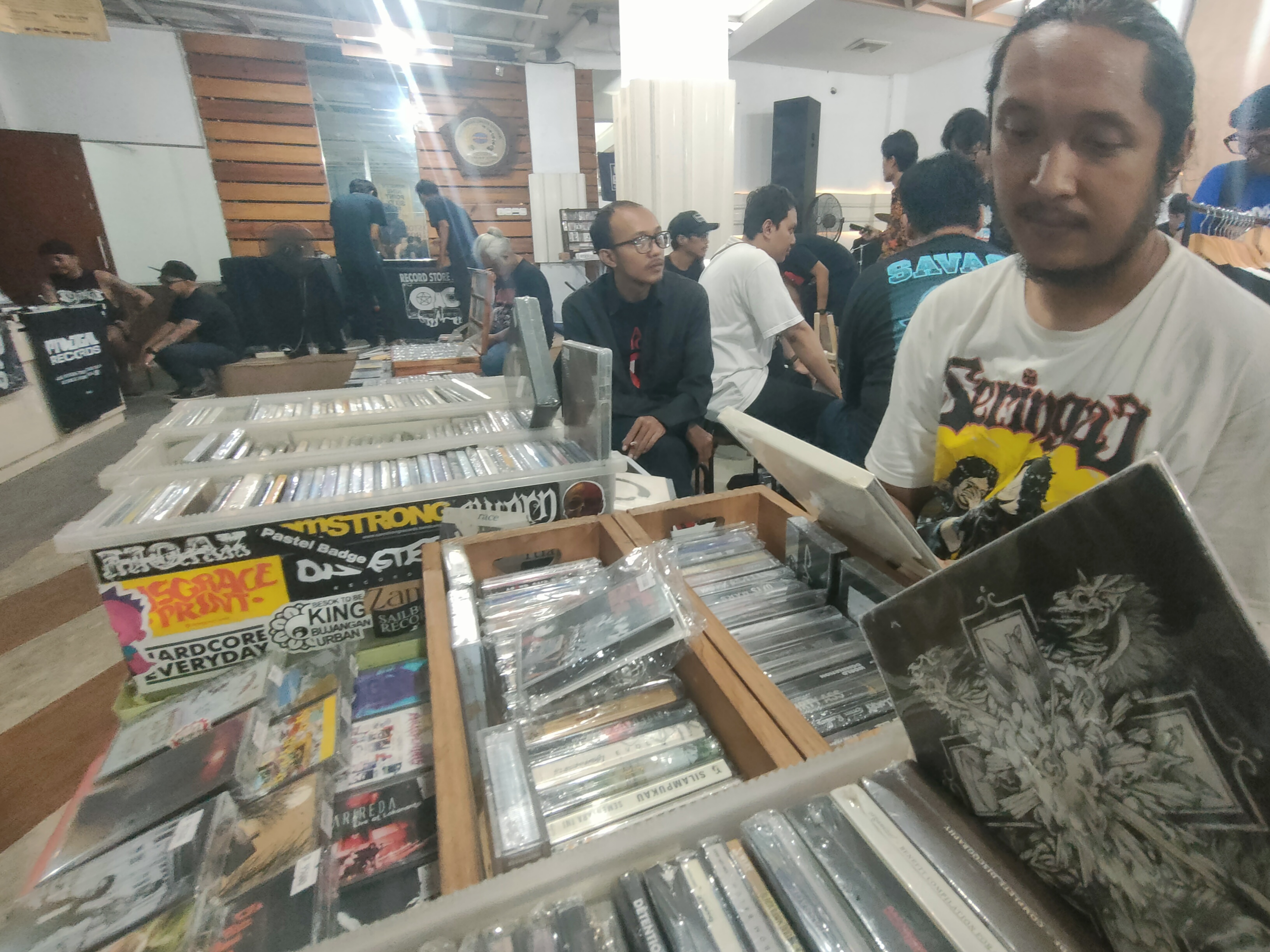 Koleksi kaset, CD hingga piringan lawas. (Silvester Kurniawan/Radar Solo)