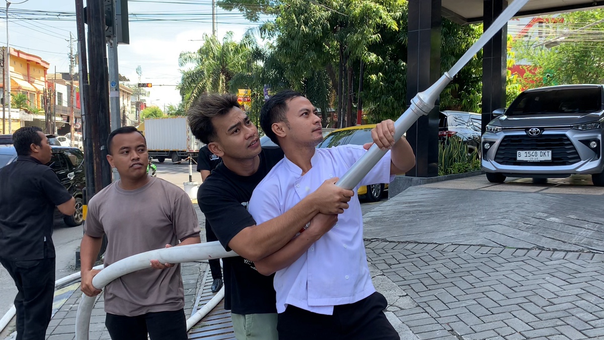 Simulasi pemadaman api menggunakan water canon di Hotel Neo Gading Solo.