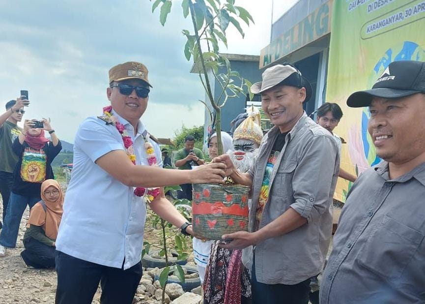 Wakil Bupati Karanganyar Adhe Eliana (kiri) memberikan bantuan bibit ke pemdes dan aktivis lingkungan Ngargoyoso di Hari Bumi, Rabu (30/4/2025). (Rudi Hartono/Radar Solo)