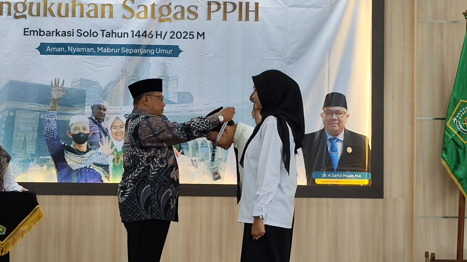 Pengukuhan PPIH Embarkasi Solo yang bertugas selama musim haji 2025 di Asrama Haji Donohudan, Ngemplak, Boyolali, Rabu (30/4).