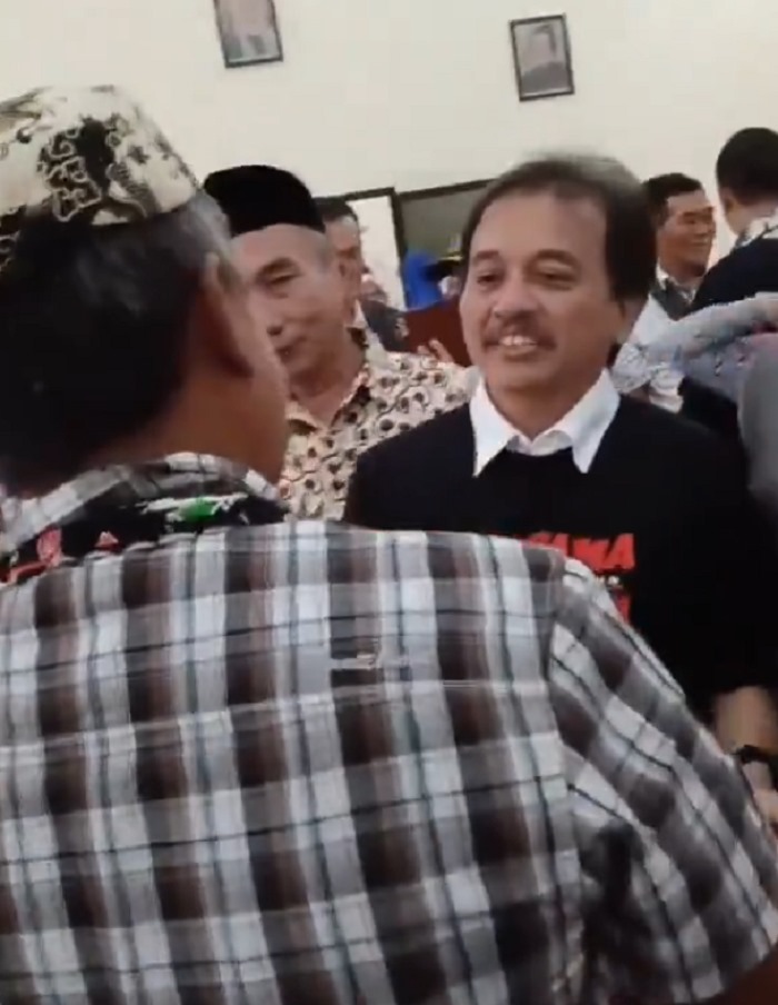 Roy Suryo menghadiri kegiatan penggalangan dukungan untuk dirinya di Gedung Juang, Menteng, Jakarta Pusat, Rabu (30/4/2025).