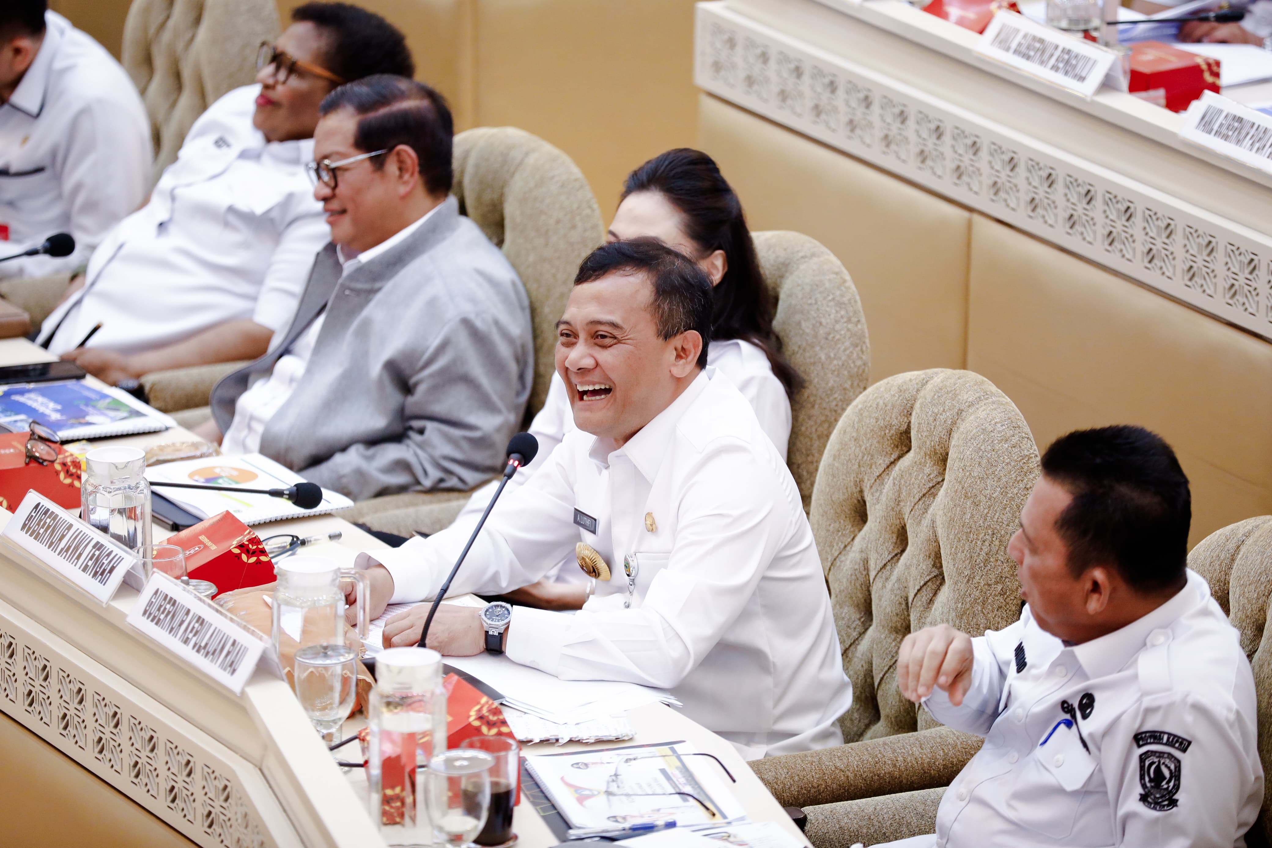 Gubernur Jawa Tengah Ahmad Luthfi memaparkan konsep pembangunan di wilayahnya untuk lima tahun ke depan dalam Rapat Dengar Pendapat (RDP) bersama Komisi II DPR RI, Rabu (30/4/2025).