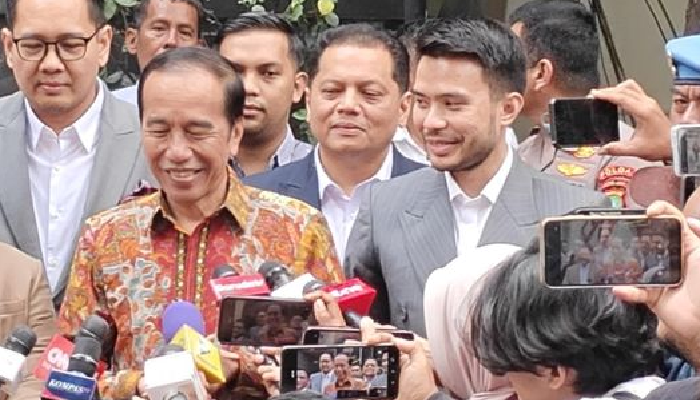 Jokowi didampingi kuasa hukum Yakup Hasibuan dan tim lainnya saat melapor ke Polda Metro Jaya.