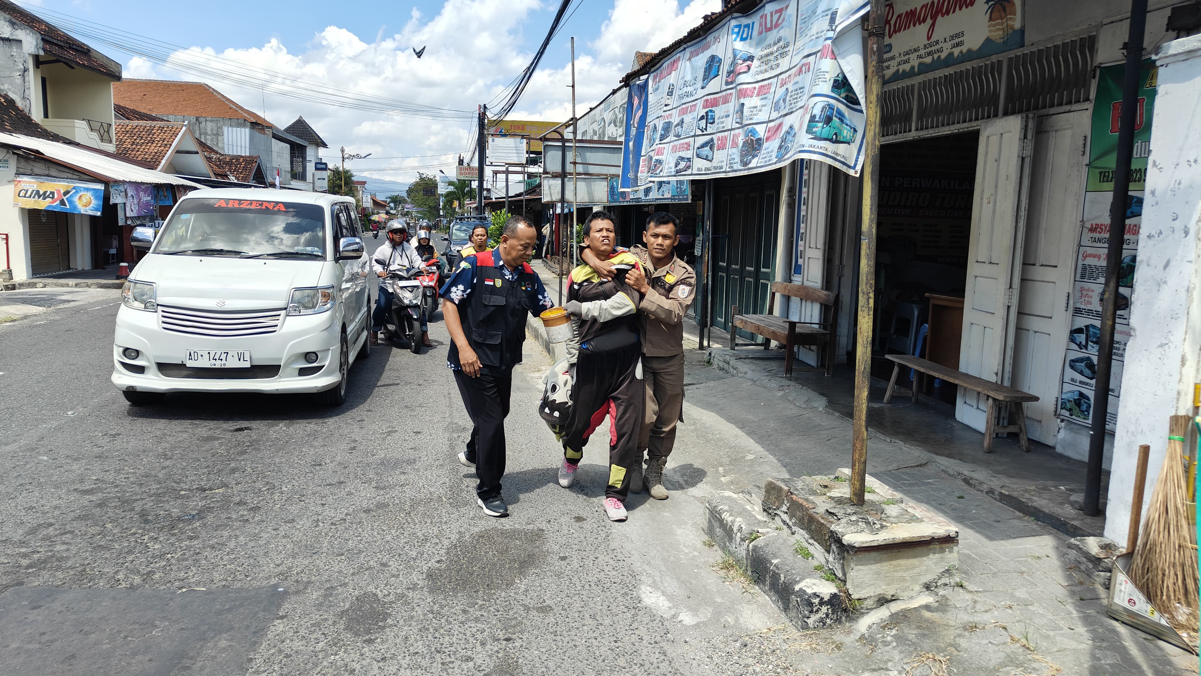 Salah seorang pengemis yang diamankan tim gabungan di Klaten, Rabu (30/4/2025). (Angga Purenda/Radar Solo)