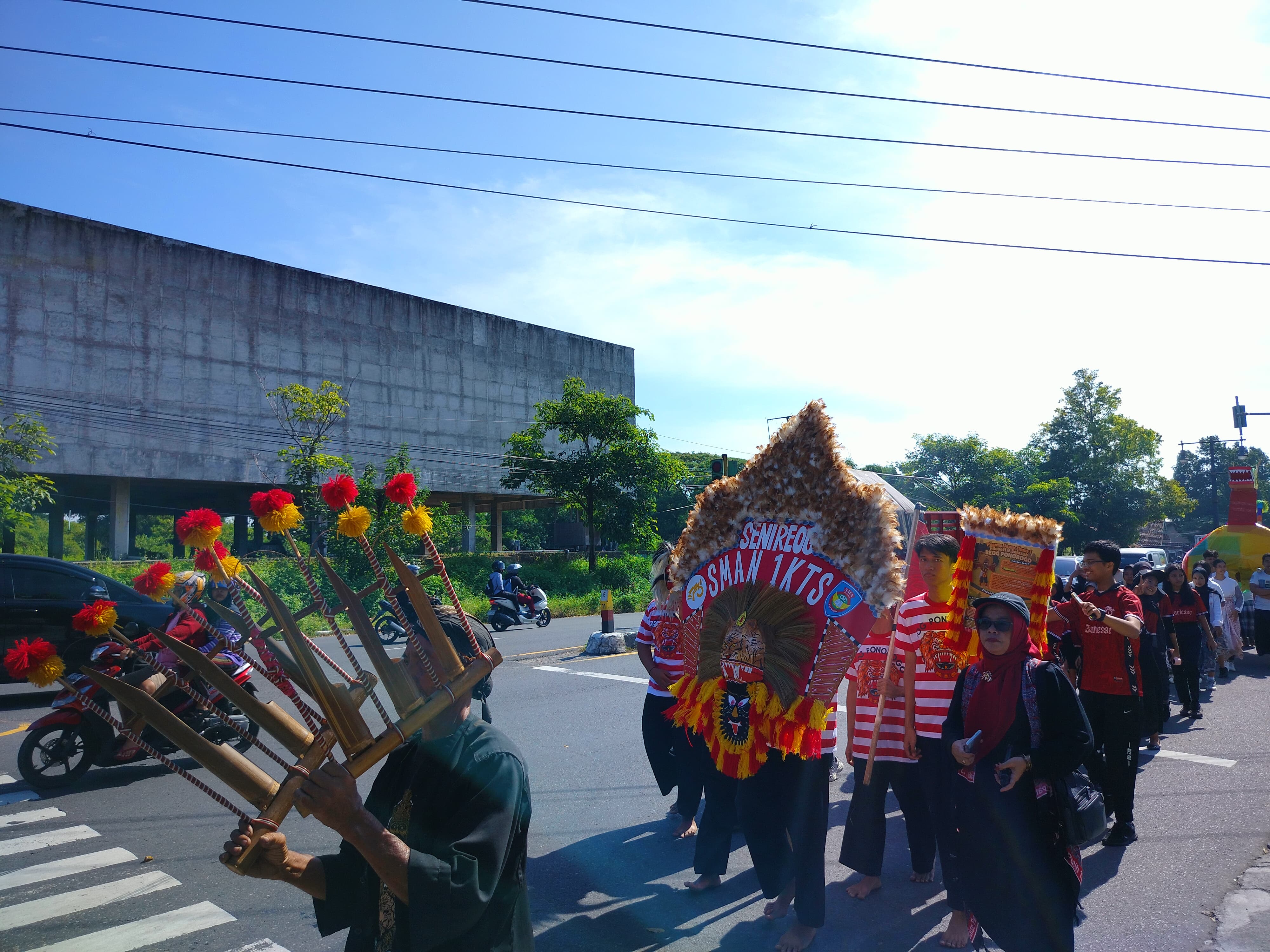 Karnaval budaya dalam rangka menyambut HUT Ke-47 SMAN 1 Kartasura, Sukoharjo, Rabu pagi (30/4).