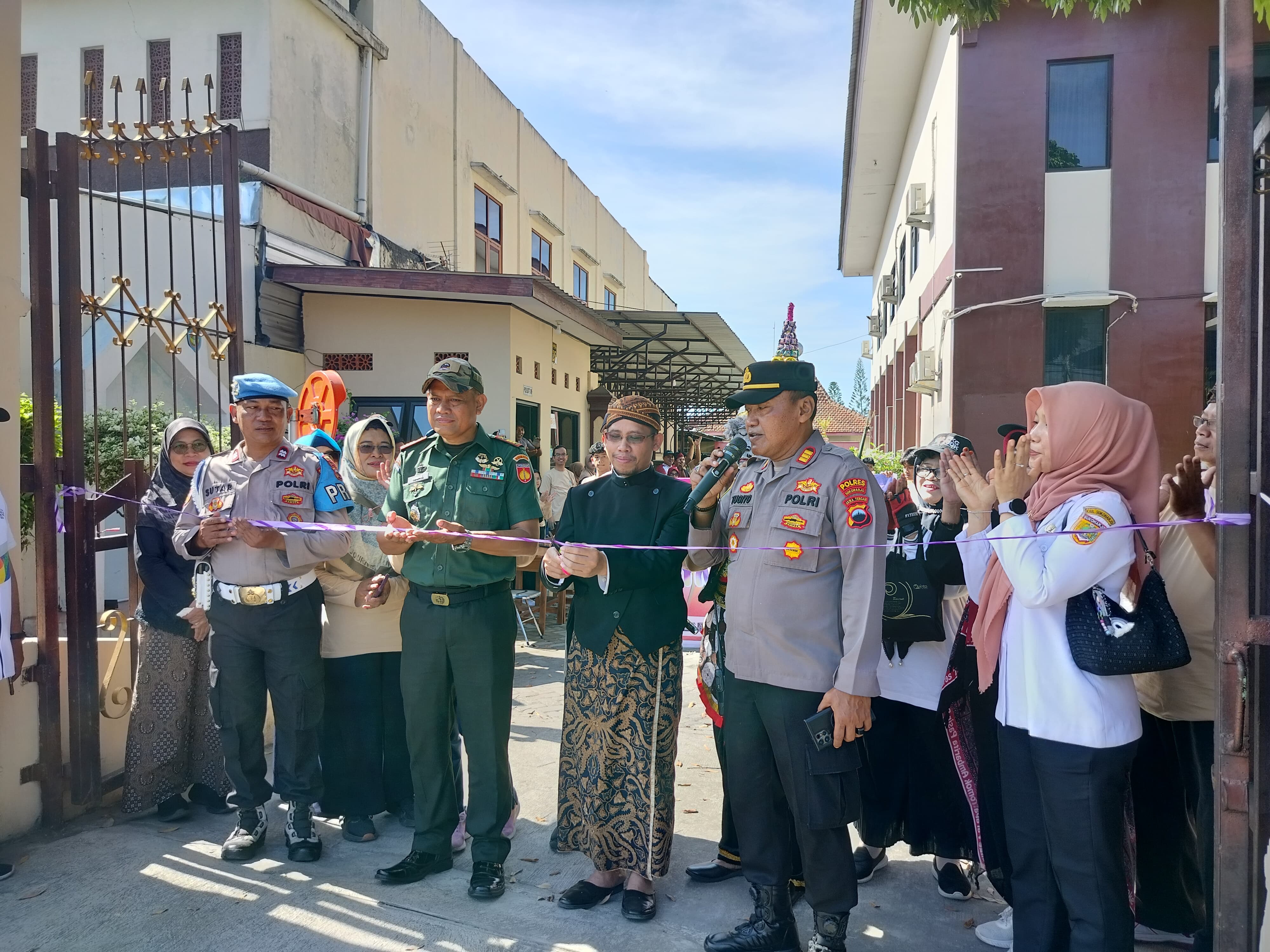 Plt Kepala SMAN 1 Kartasura Slamet Widodo dan jajaran Forkompimca Kartasura memotong pita melepas peserta karnaval budaya, Rabu (30/4).