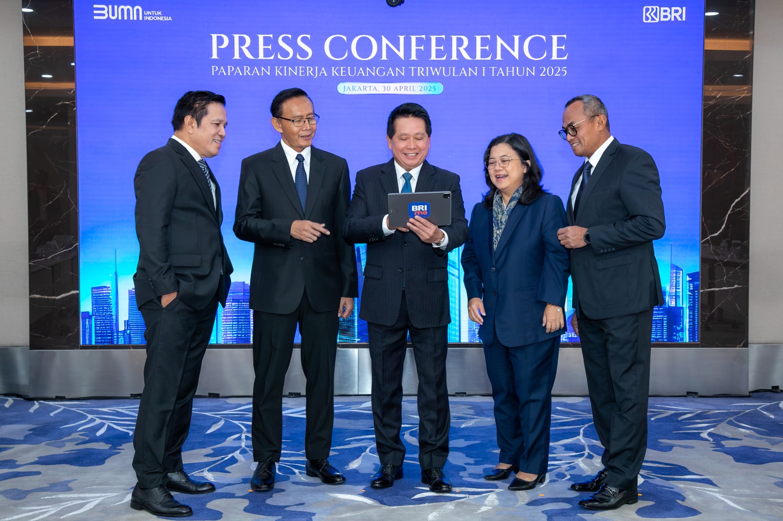 Direktur Utama BRI Hery Gunardi (tengah) dalam Press Conference Kinerja Keuangan BRI Triwulan I 2025, Rabu (30/4/2025).