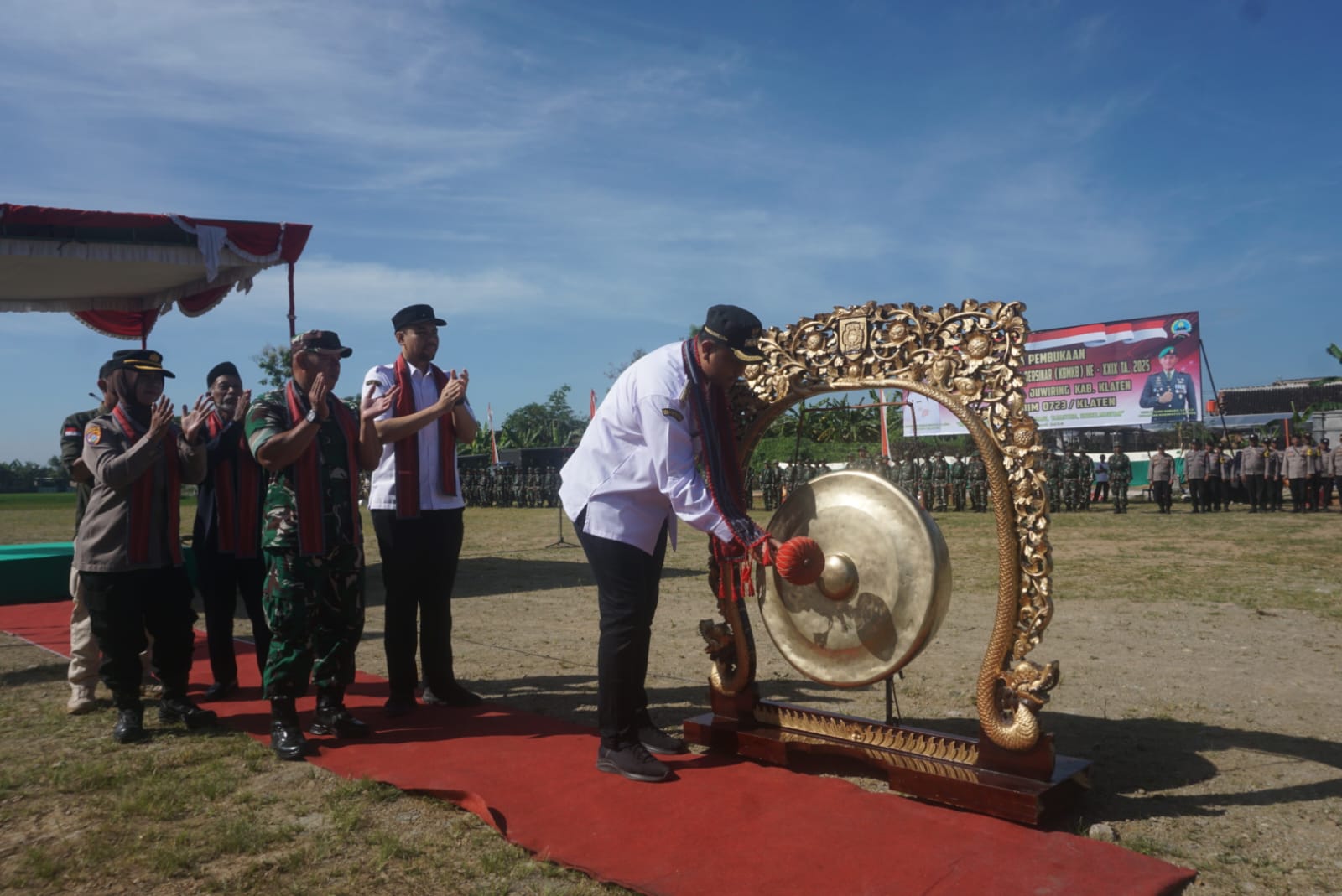 Bupati Klaten Hamenang Wajar Ismoyo   buka Program Karya Bhakti Mandiri Klaten Bersinar (KBMKB) ke-XXIX Tahun 2025 di Desa Ketitang, Kecamatan Juwiring, Rabu (30/4/2025).