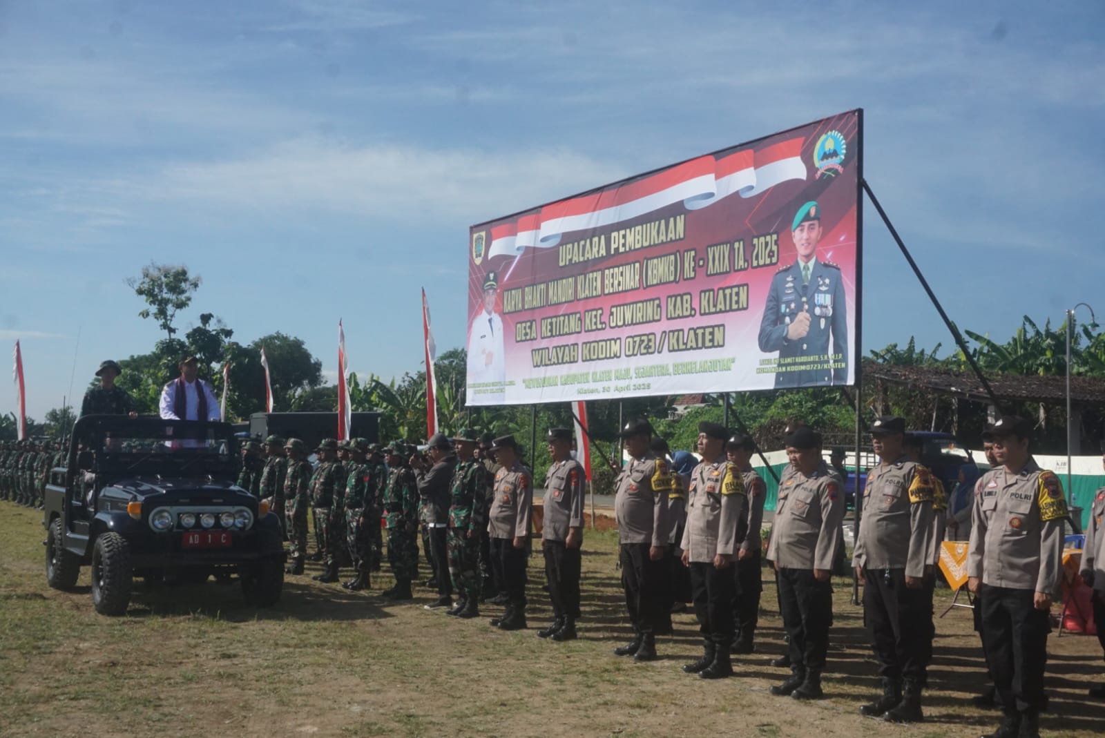 Bupati Klaten Hamenang Wajar Ismoyo cek pasukan.