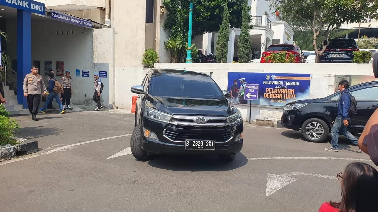 Mobil yang membawa Jokowi tiba di Polda Metro Jaya, Rabu (30/4/2025).