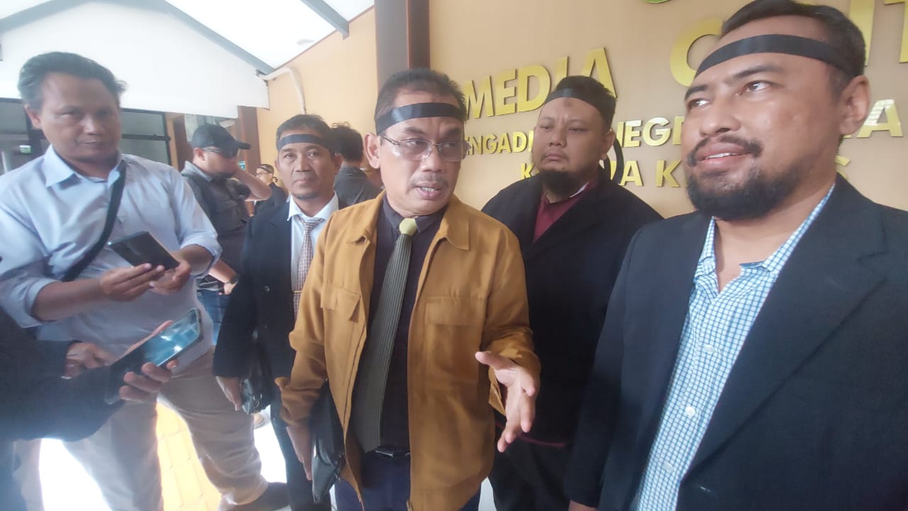 M Taufiq (tengah), koodinator penggugat ijazah Jokowi di PN Solo, Rabu (30/4/2025).
