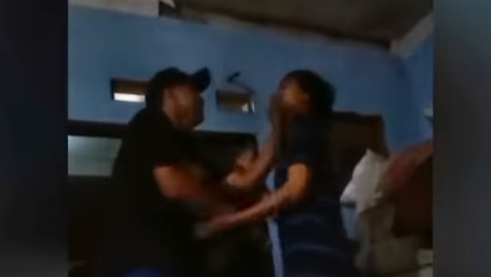 Tangkapan layar rekaman video dengan narasi anak kepala desa menganiaya warga karena tak terima dikritik melalui media sosial ramai beredar.