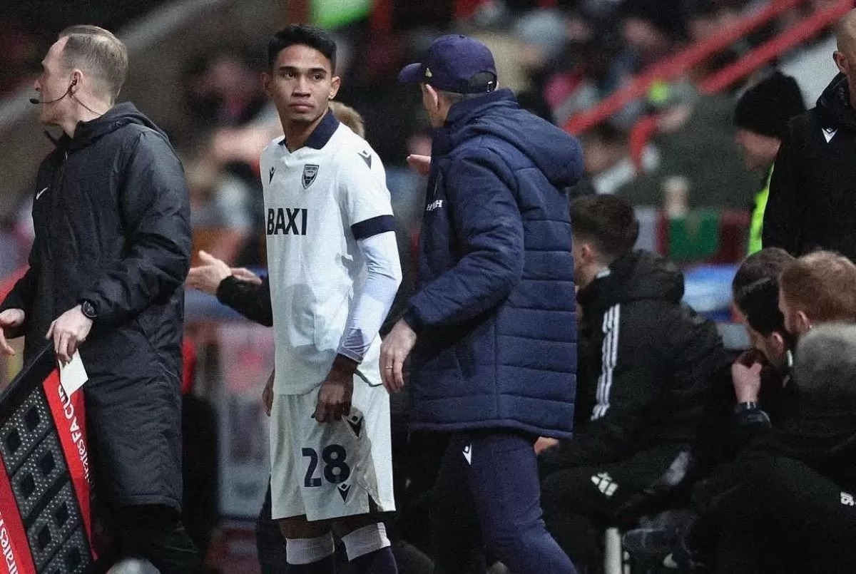 Pemain Oxford United U-21 Marselino Ferdinan mendapat arahan dari sang pelatih.