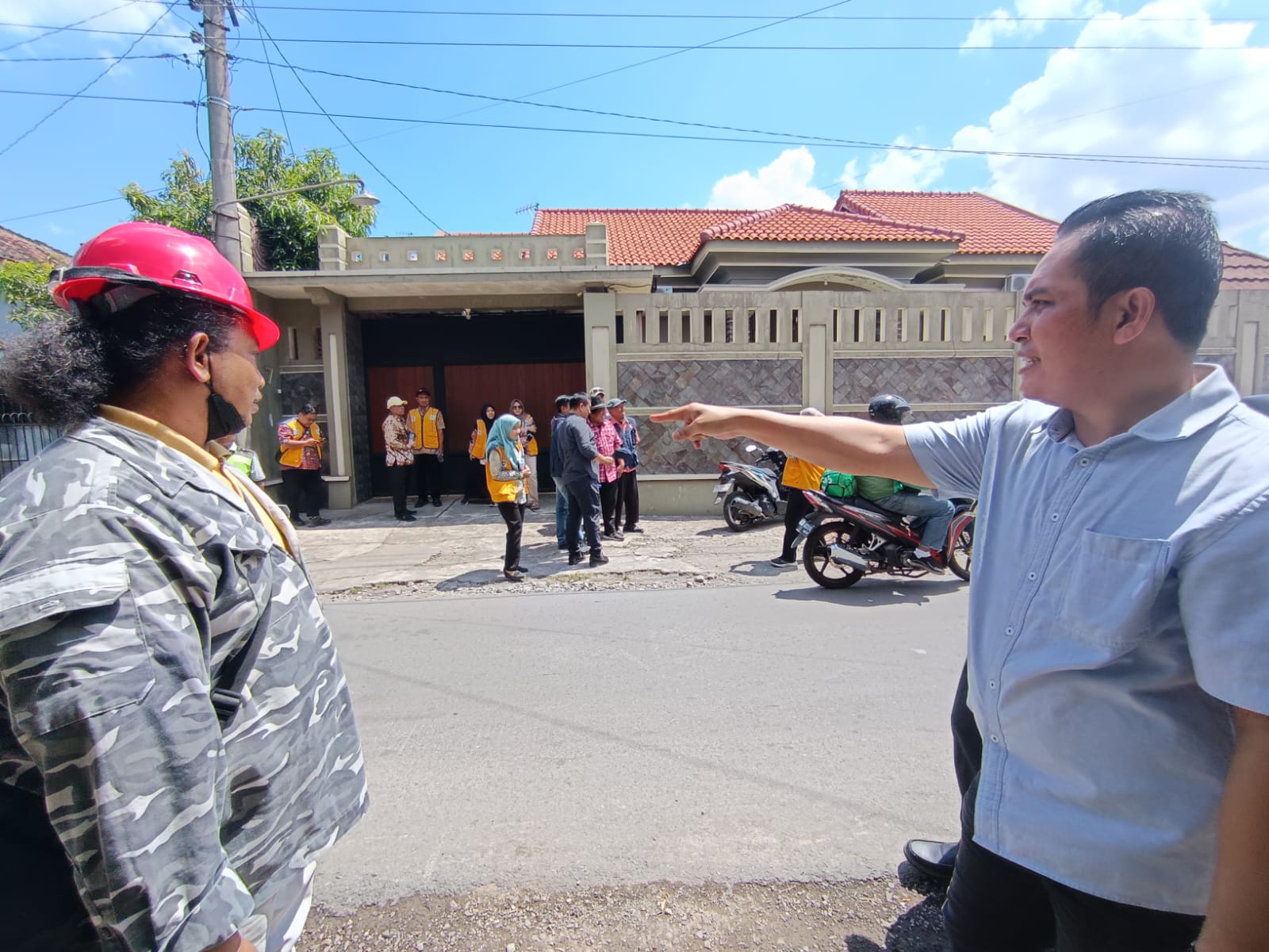 Anggota DPRD Solo Sonny mengecek proyek Jalan Bengawan Solo