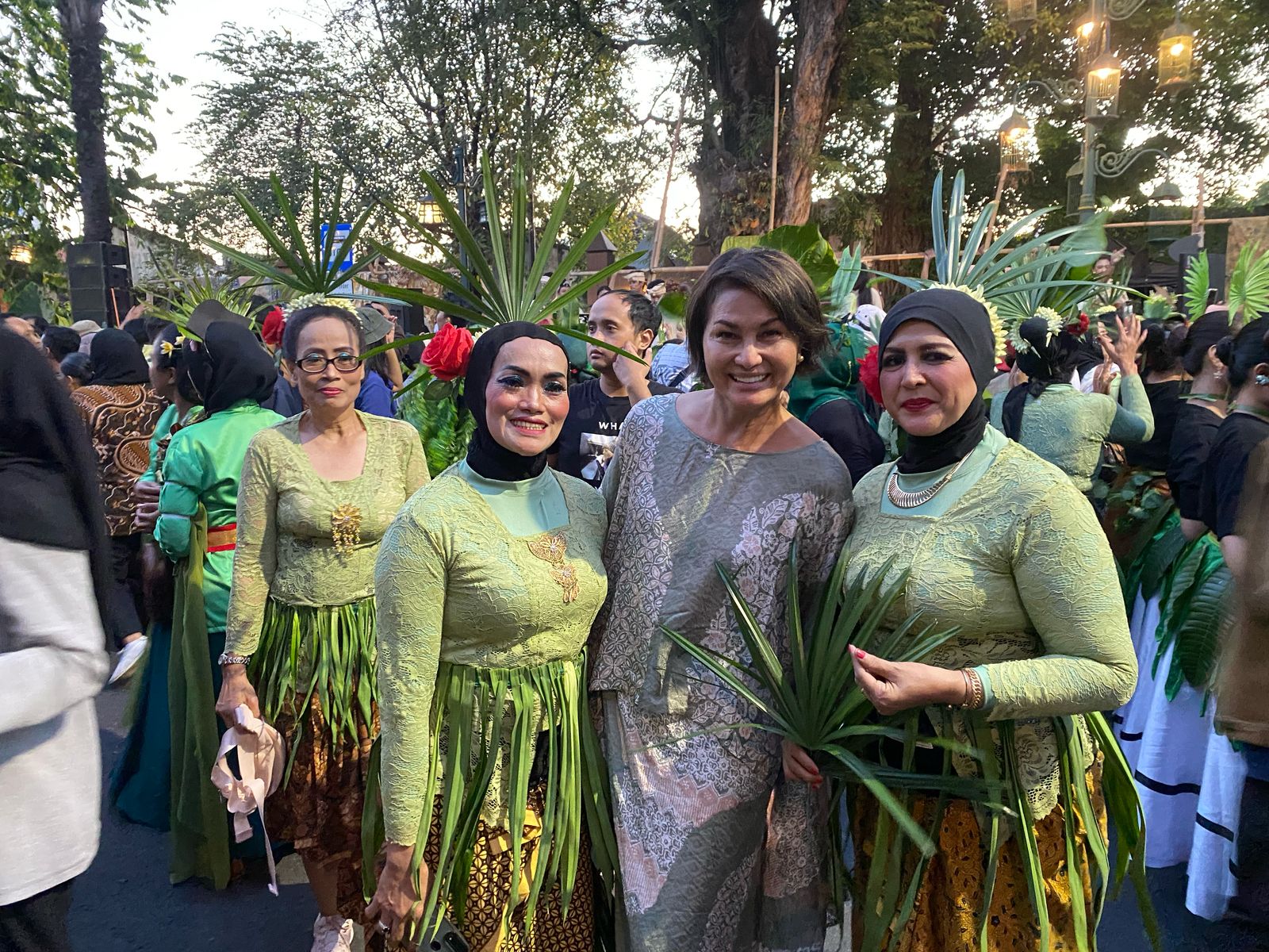 Ratih Soe Kosasie (tengah). (Mannisa Elfira/Radar Solo)