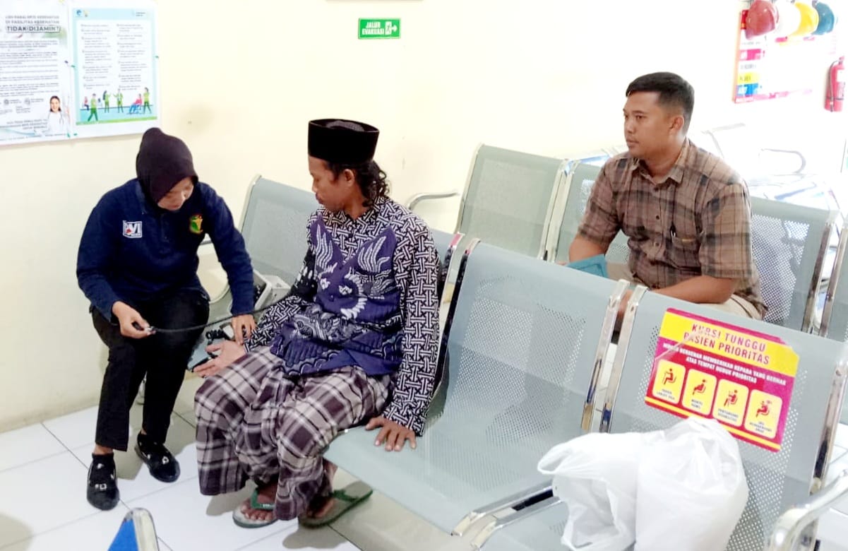 Tersangka dugaan korupsi hibah 20 sapi berinisial TM diperiksa di mapolres Karanganyar dan langsung ditahan, Selasa (30/4/2025). (Rudi Hartono/Radar Solo)