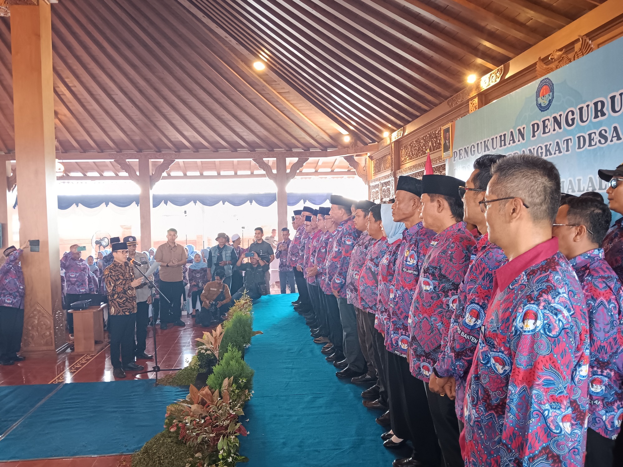 Menteri Desa dan Pembangunan Daerah Tertinggal (Mendes PDT) Yandri Susanto (kiri) kukuhkan pengurus pusat PPDI 2025-2030 di Klaten Selatan, Kamis (1/5/2025). (Angga Purenda/Radar Solo)