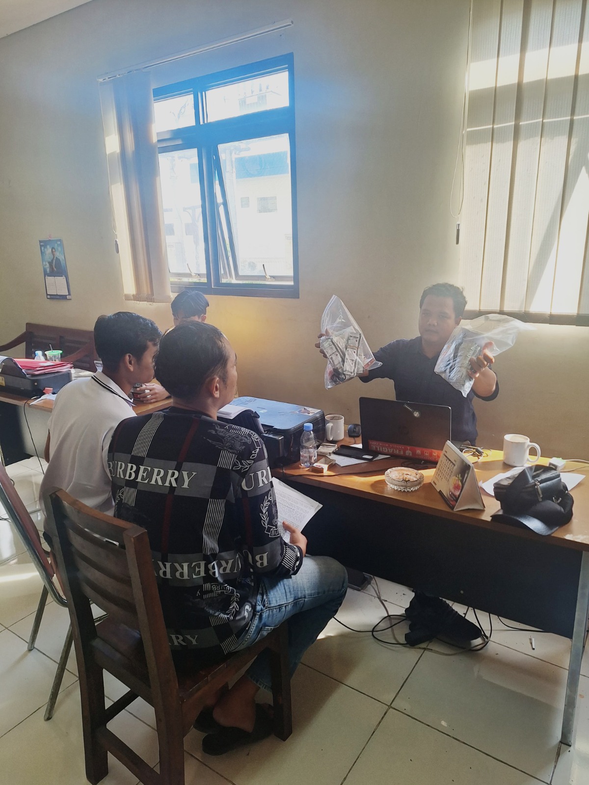 Pelaku peredaran obat ilegal di Sukoharjo diinterogasi polisi.