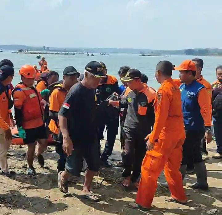 Tim SAR gabungan berhasil evakuasi jasad nelayan yang tenggelam di Waduk Kedungombo, Kamis (1/5/2025). (Ahmad Khairudin/Radar Solo)