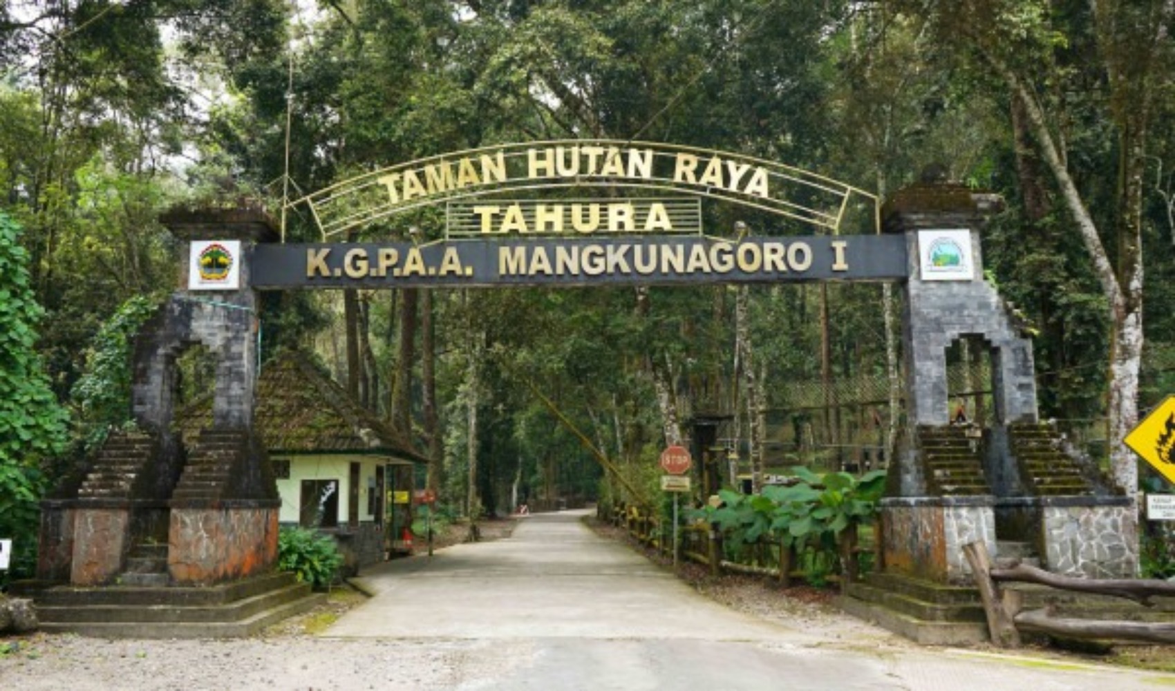 Gapura Kawasan Wisata Tahura KGPAA Mangkunagoro I di Ngargoyoso