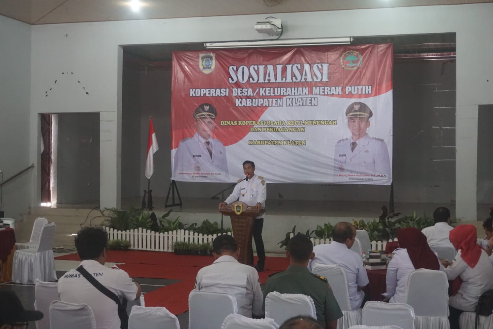 Bupati Klaten Hamenang Wajar Ismoyo saat memberikan sosialisasi pembentukan koperasi merah putih di Balai Desa Ngering, Kecamatan Jogonalan.