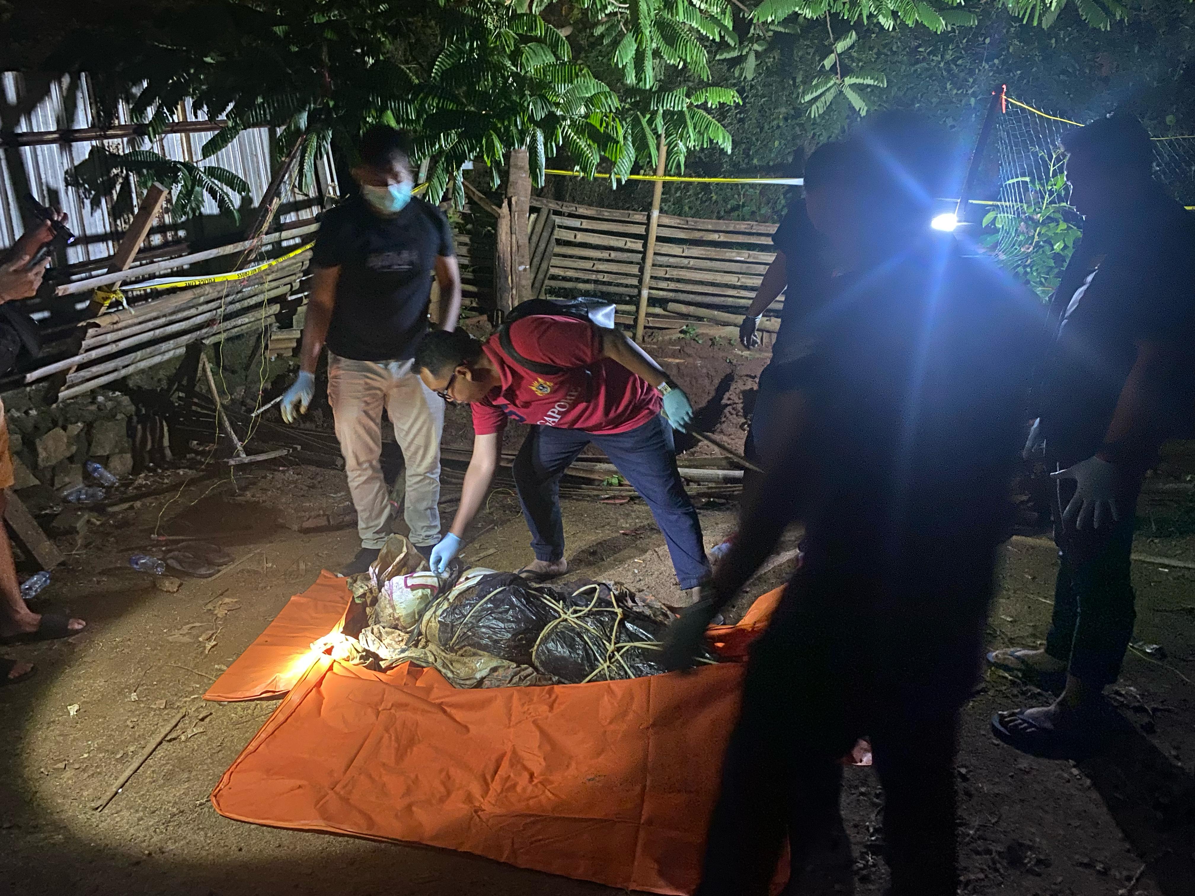 Jenazah Dwi Hastuti yang dicor di belakang rumah orang tua J di Dusun Brubuh RT 04 RW 01 Desa Ngadirojo Lor, Kecamatan Ngadirojo, Wonogiri, dievakuasi Kamis (1/5/2025) dini hari.