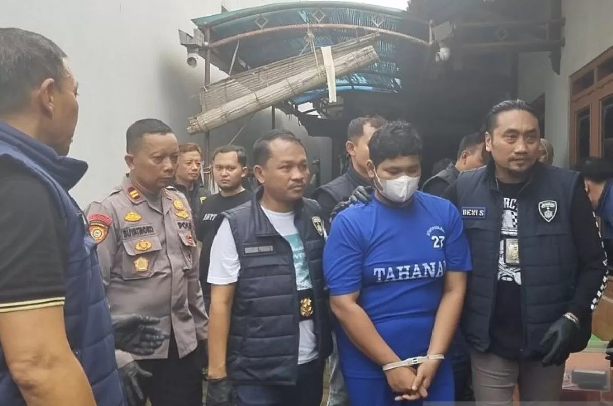 Polda Jateng giring predator seks ke mobil tahanan setelah penggeledahan di rumah tersangka di Kecamatan Kalinyamatan, Kabupaten Jepara, Rabu (30/4).