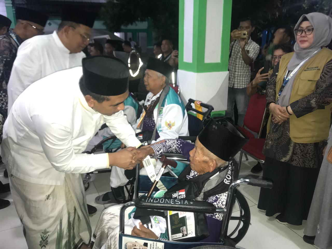 Wakil Gubernur Jawa Tengah Taj Yasin saat melepas rombongan calon jemaah haji kloter 1 di Asrama Haji Donohudan, Ngemplak, Boyolali, Jumat (2/5/2015) dini hari. (Abdul Khofid/Radar Solo)