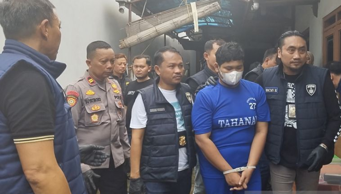 S, predator seks digiring polisi ke mobil tahanan setelah penggeledahan di rumah tersangka di Desa Sendang, Kecamatan Kalinyamatan, Jepara, Rabu (30/4/2025).