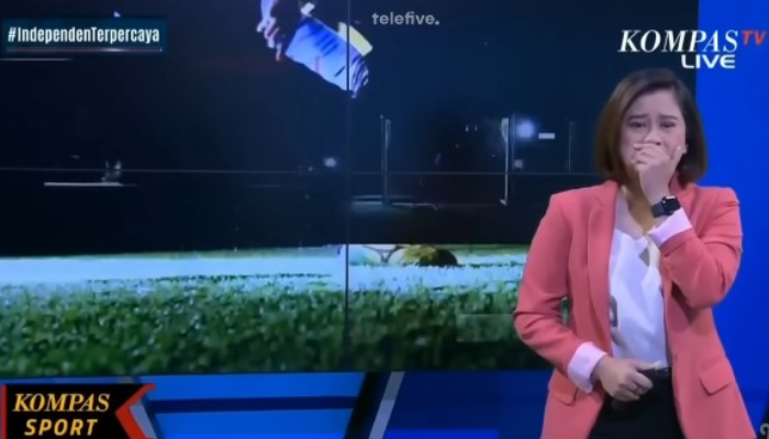 Gita Maharkesri, presenter Kompas TV tak kuasa menahan tangis saat sampaikan penghentian progran Sport Pagi.&nbsp;